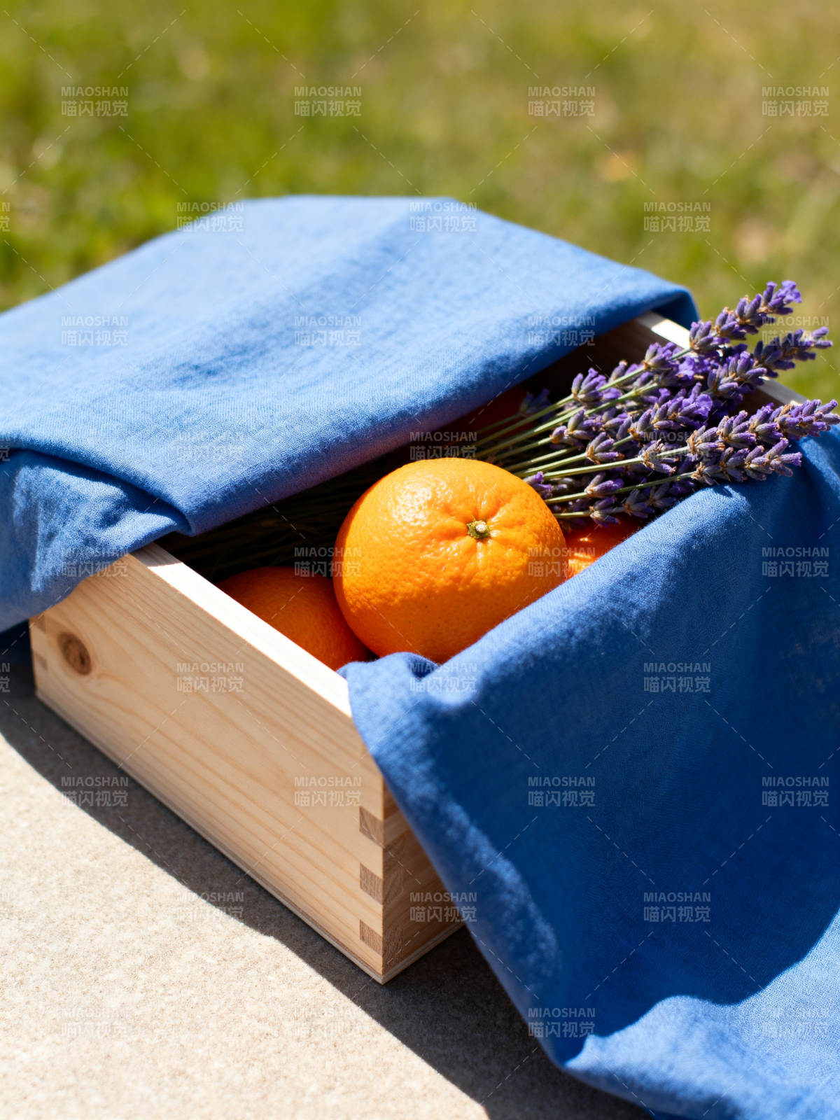 木盒中的橙子与薰衣草图片