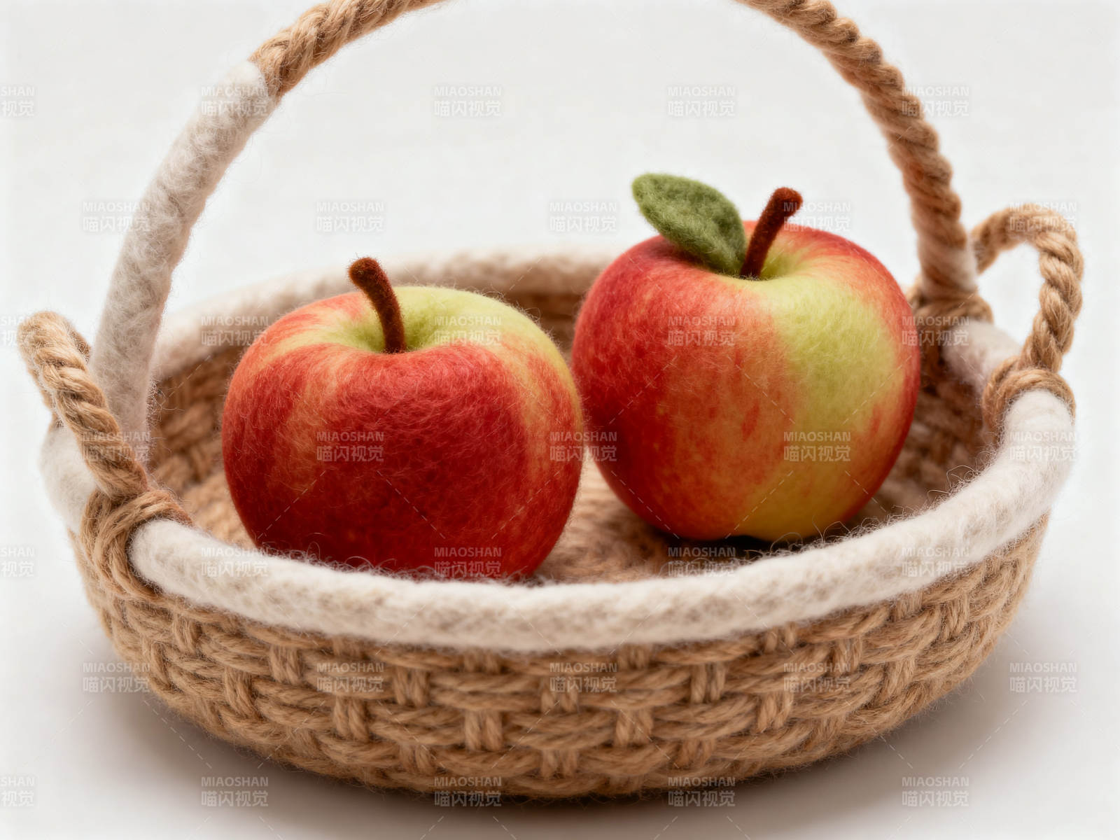 手工篮子与羊毛毡苹果图片