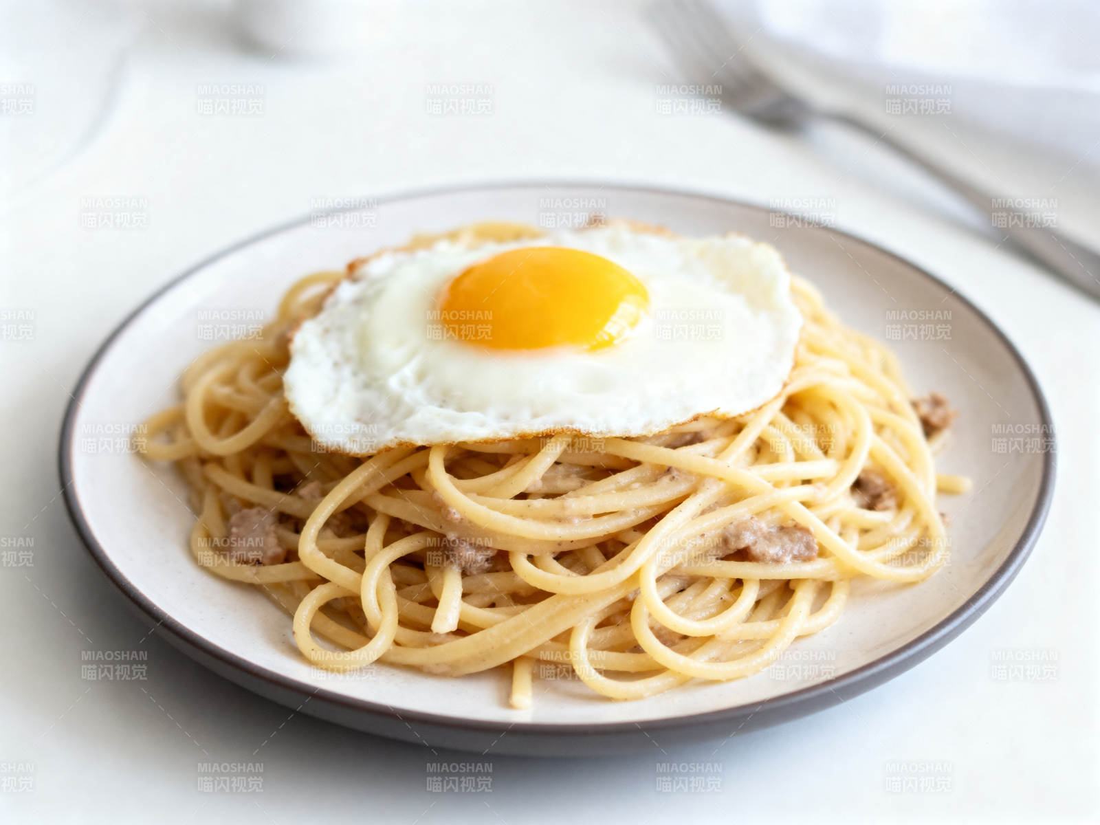 煎蛋肉酱意大利面图片