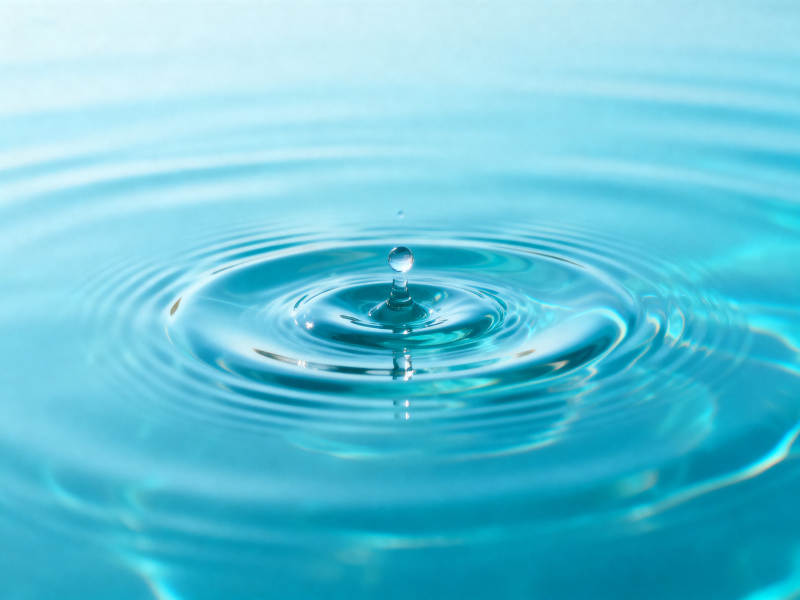 水滴落入水面形成涟漪图片