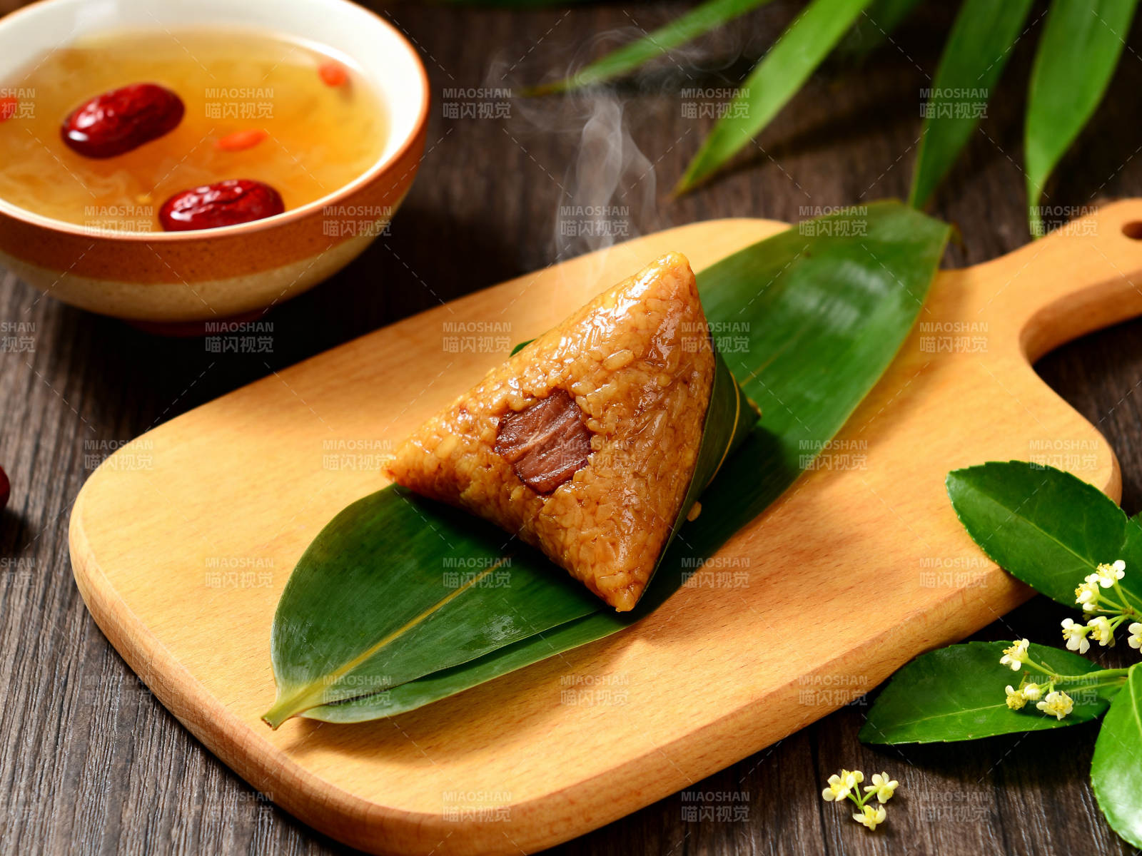 热气腾腾的粽子特写图片