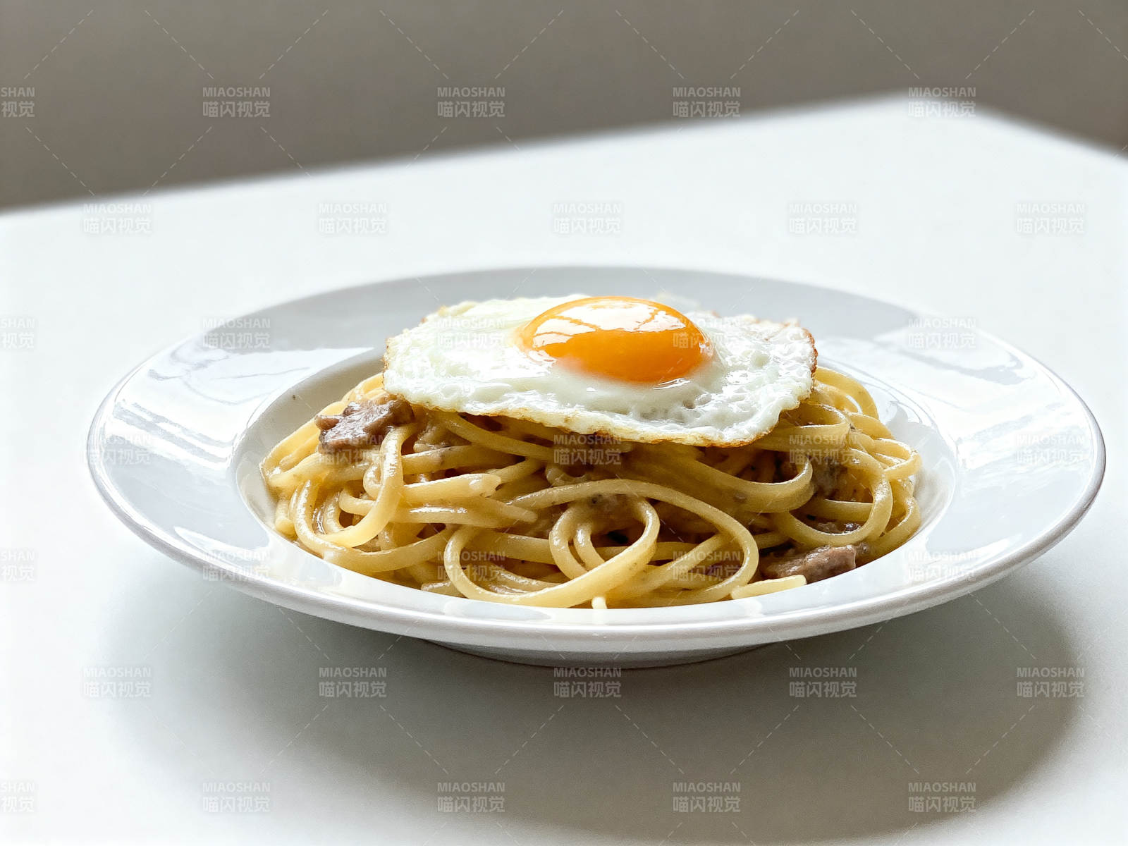 意面配煎蛋的美味早餐图片