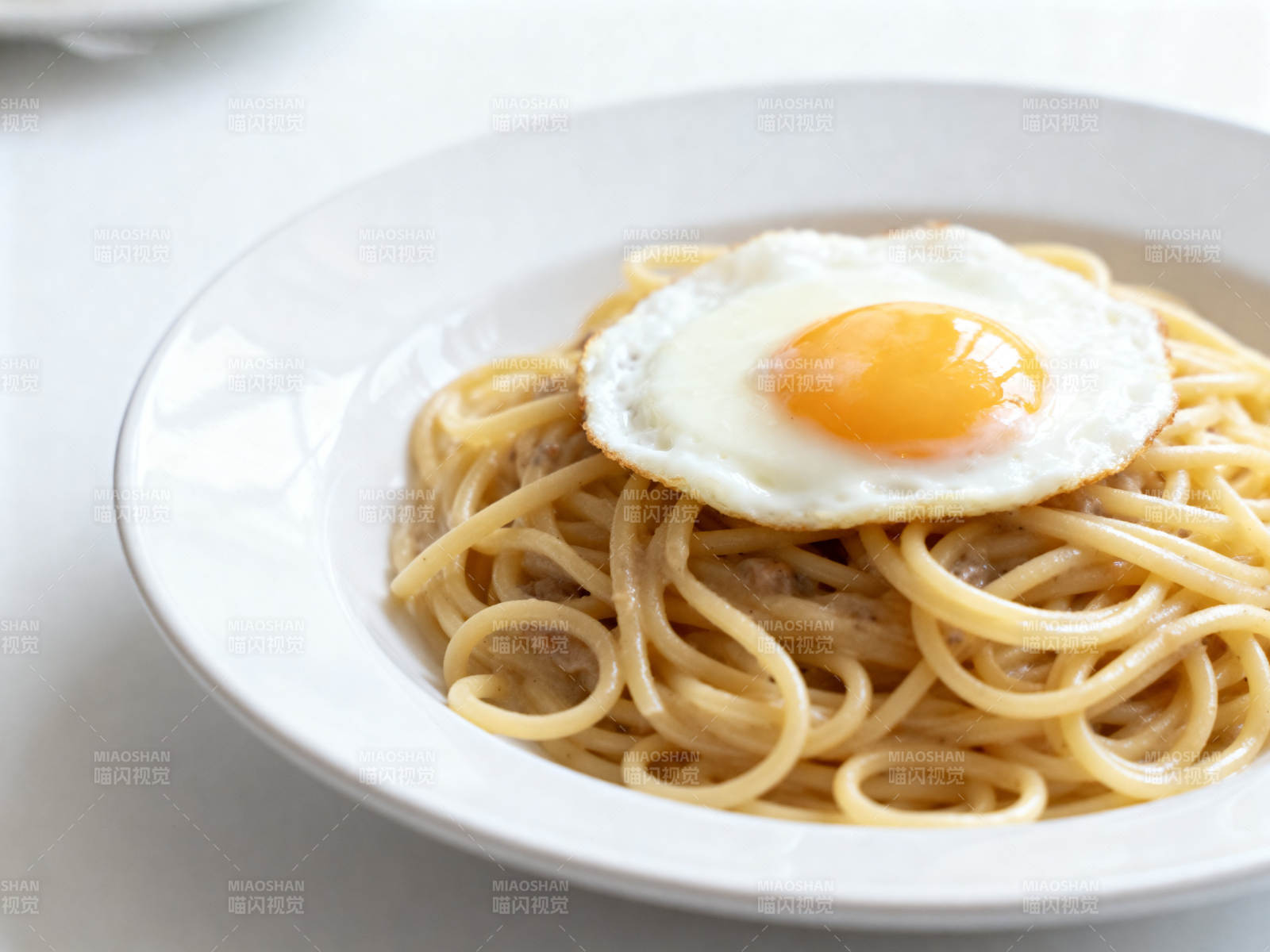 意面配煎蛋的美味早餐图片
