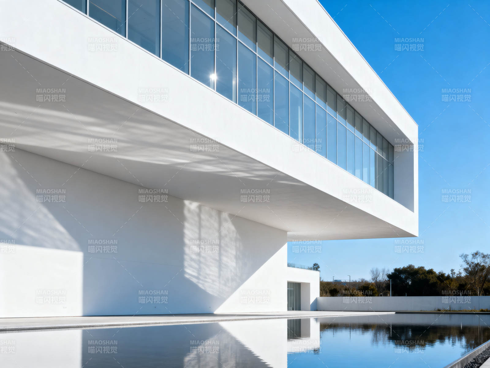 现代建筑与水面倒影图片