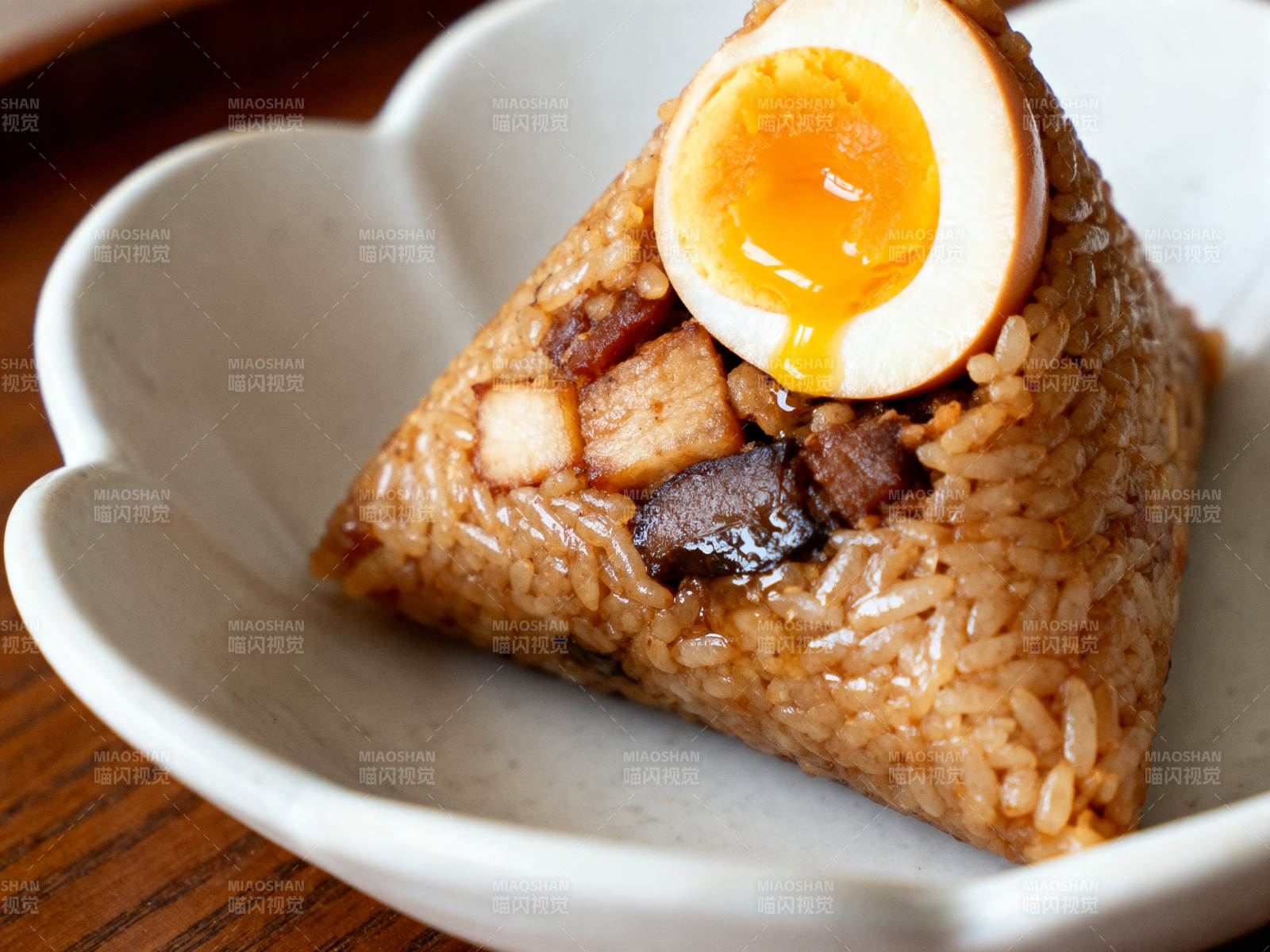 卤蛋肉粽特写美食图片