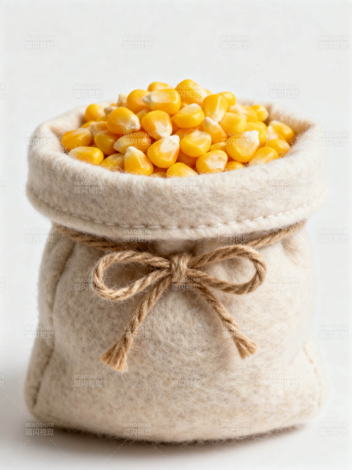 玉米粒装在布袋里图片