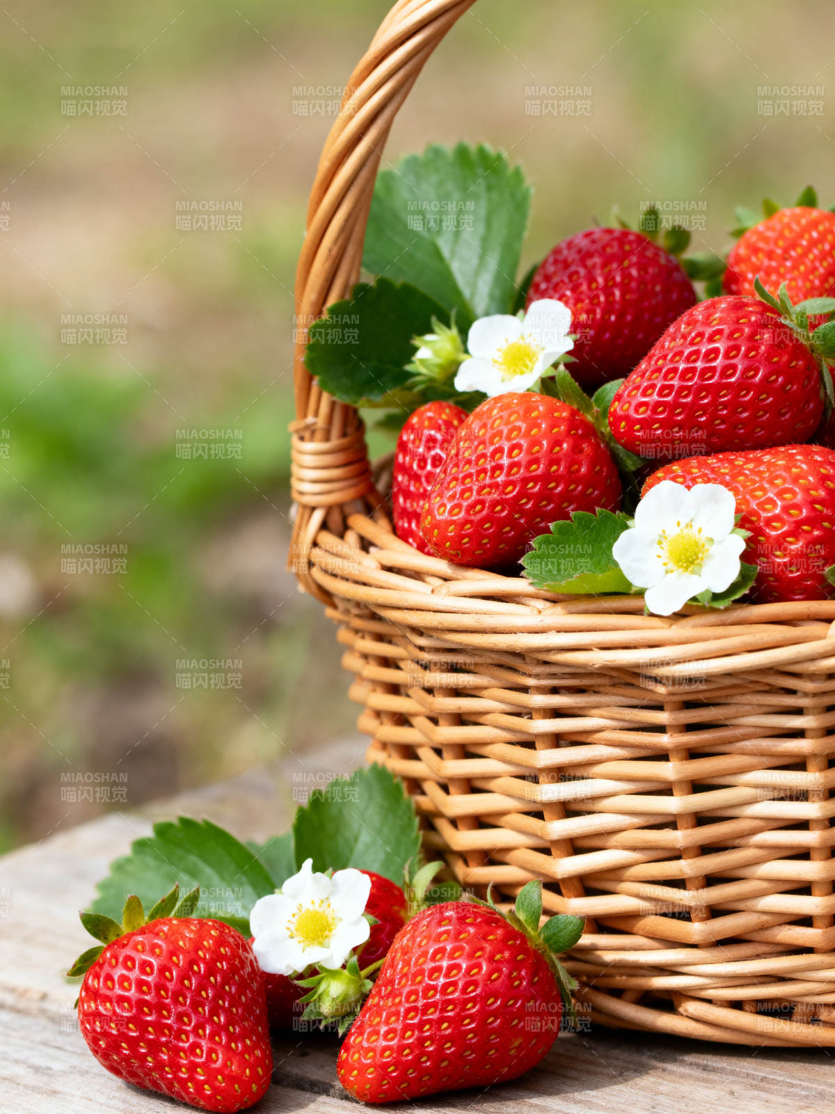 新鲜草莓装满篮子图片