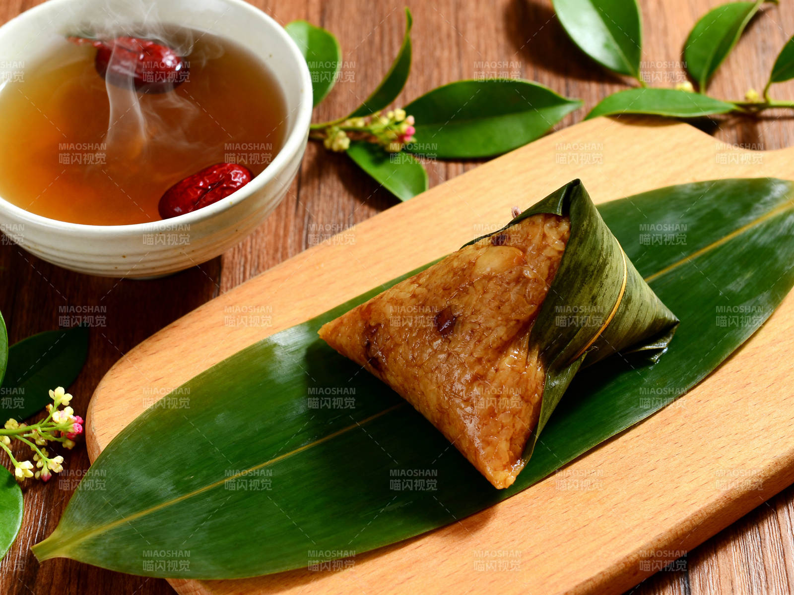 端午节粽子与红枣茶图片