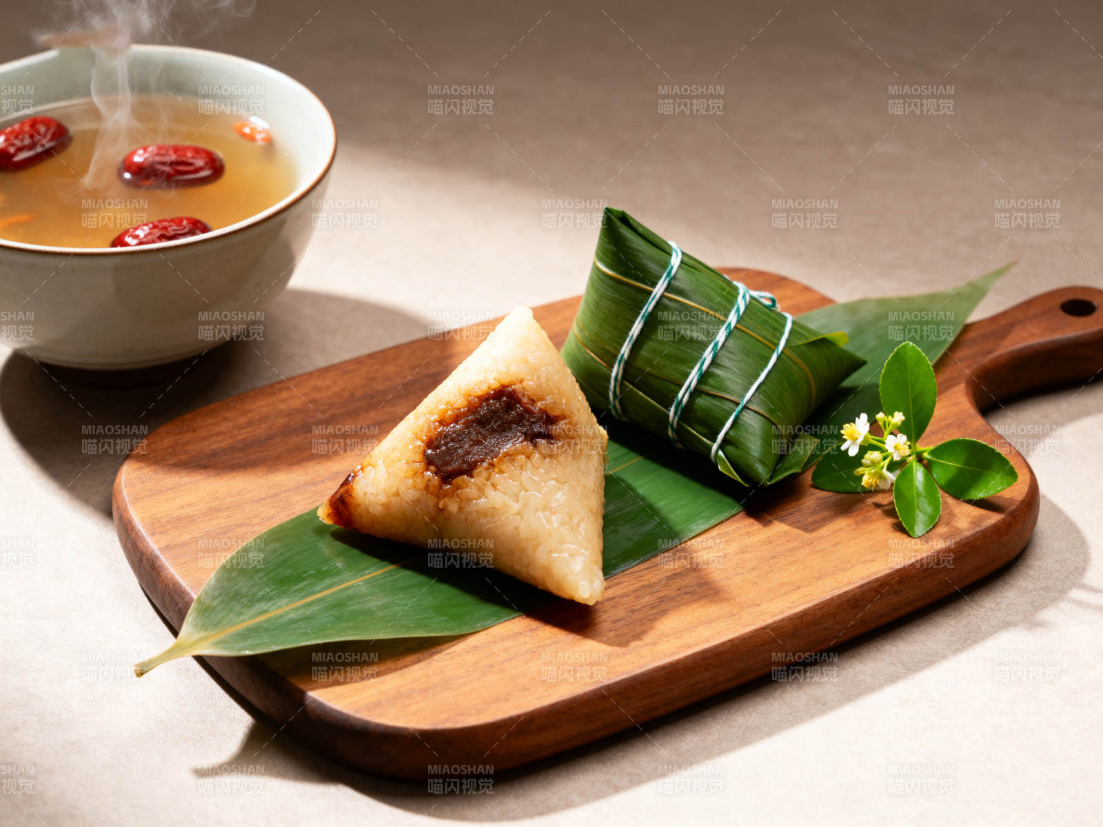 端午节粽子与红枣茶图片