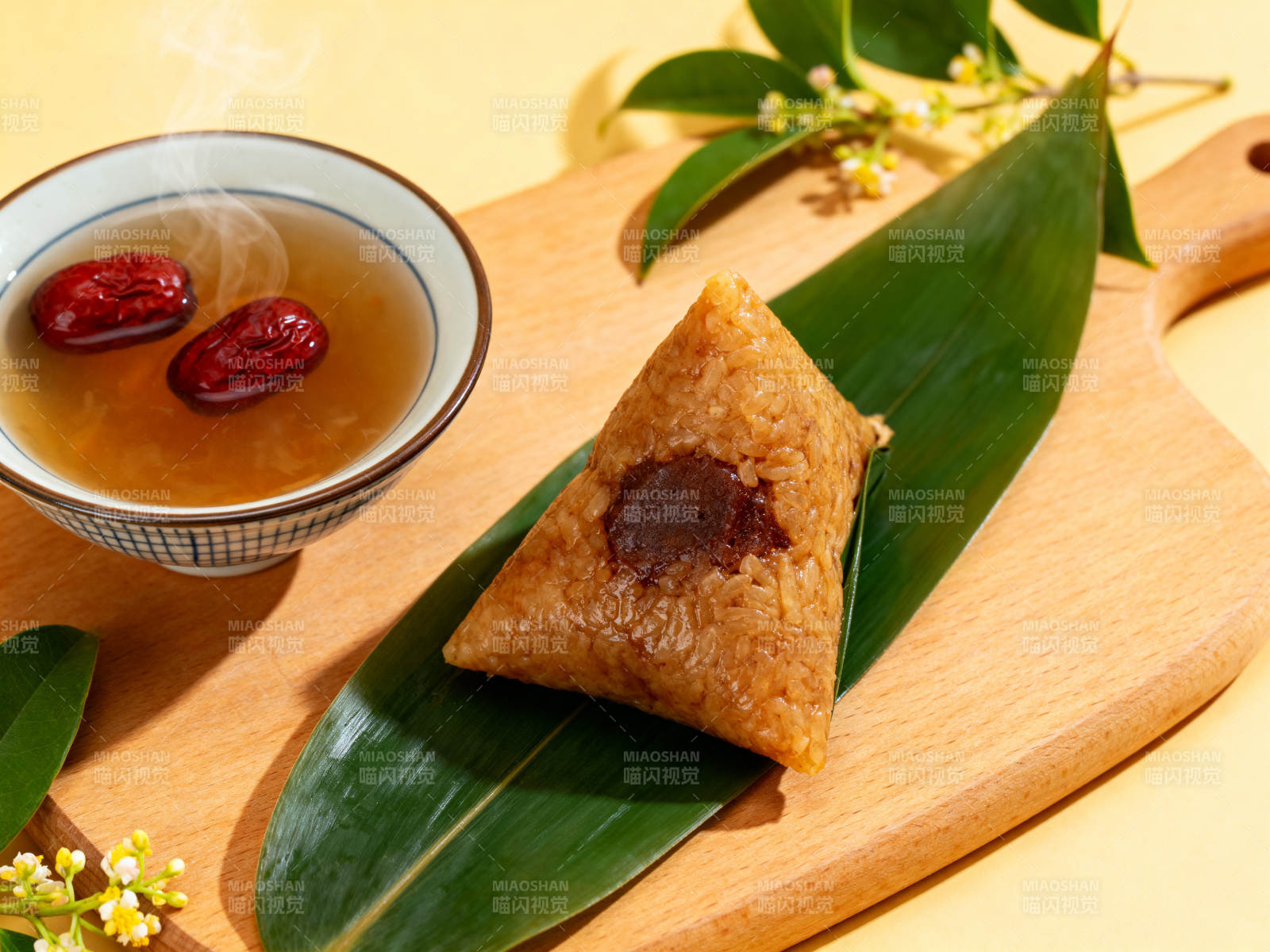 端午节粽子与红枣茶图片