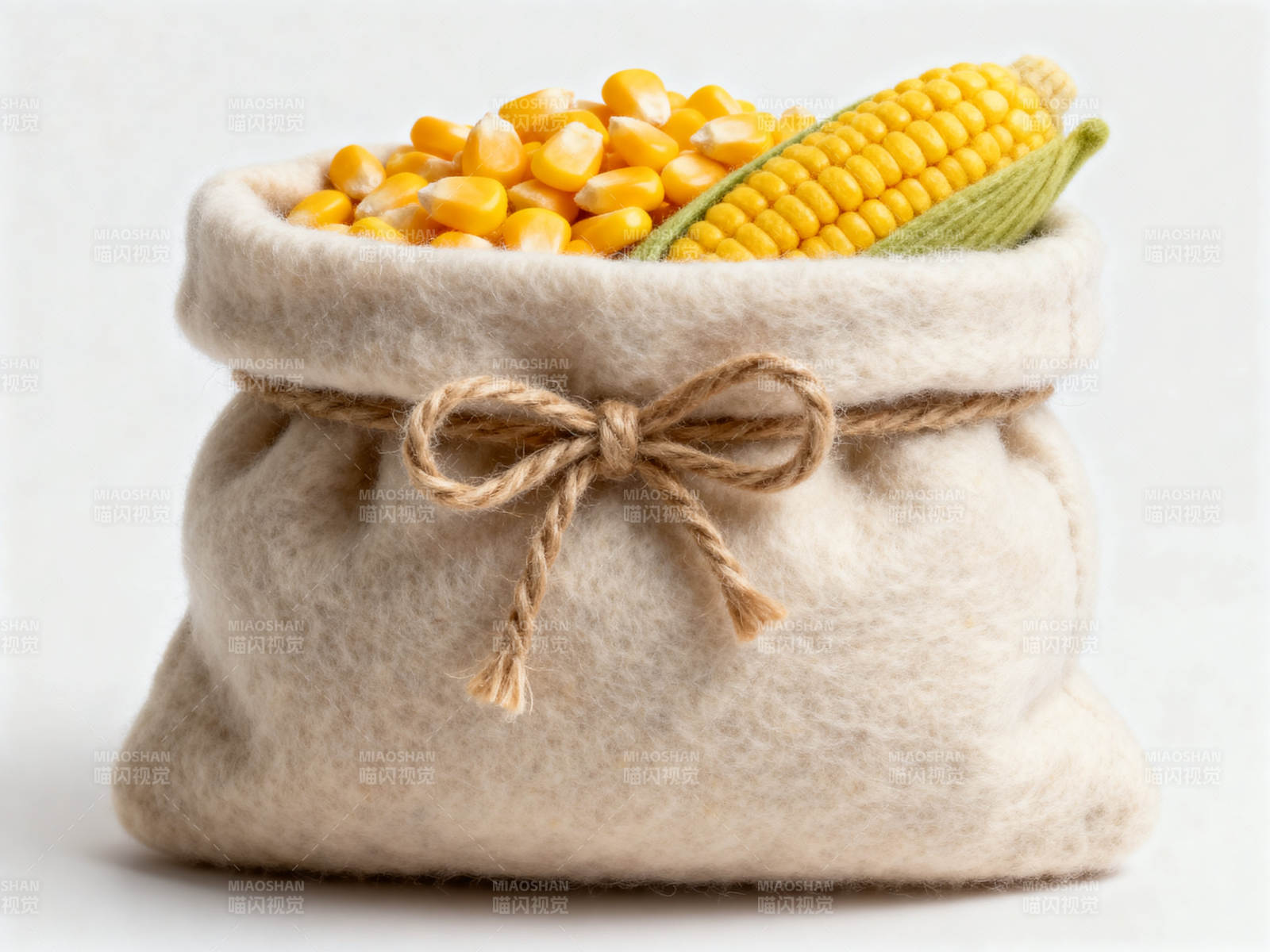 玉米与布袋的丰收展示图片