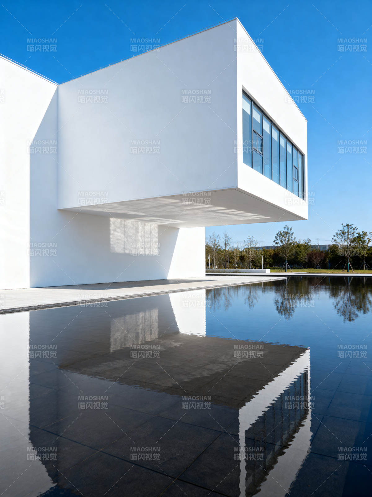 现代建筑悬空设计与倒影图片