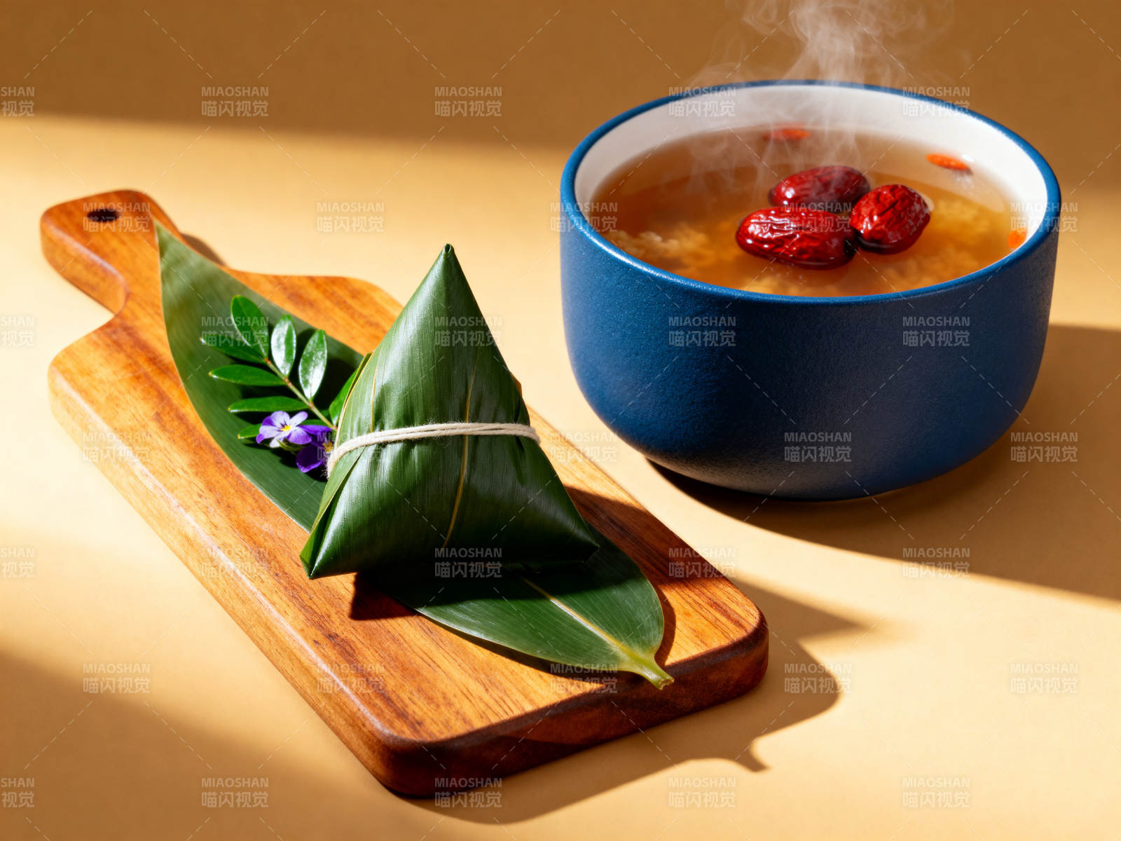 端午粽子与红枣汤图片