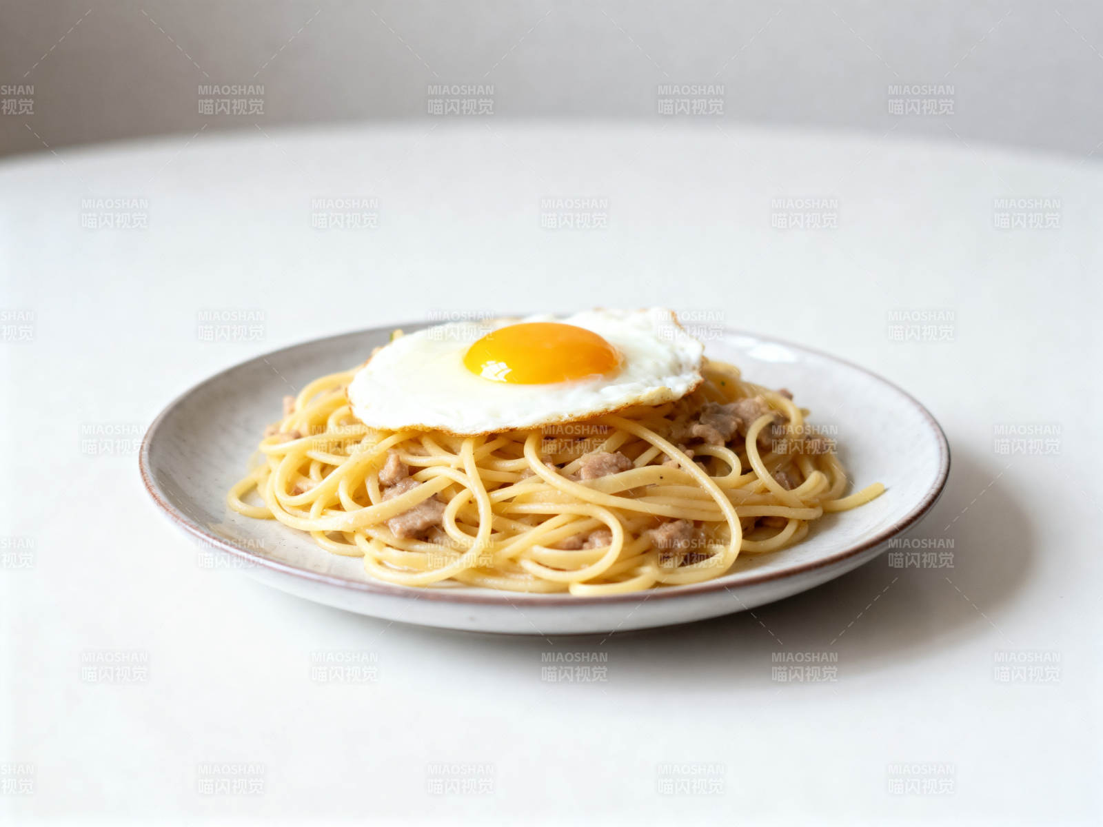 意面煎蛋家常美食图片