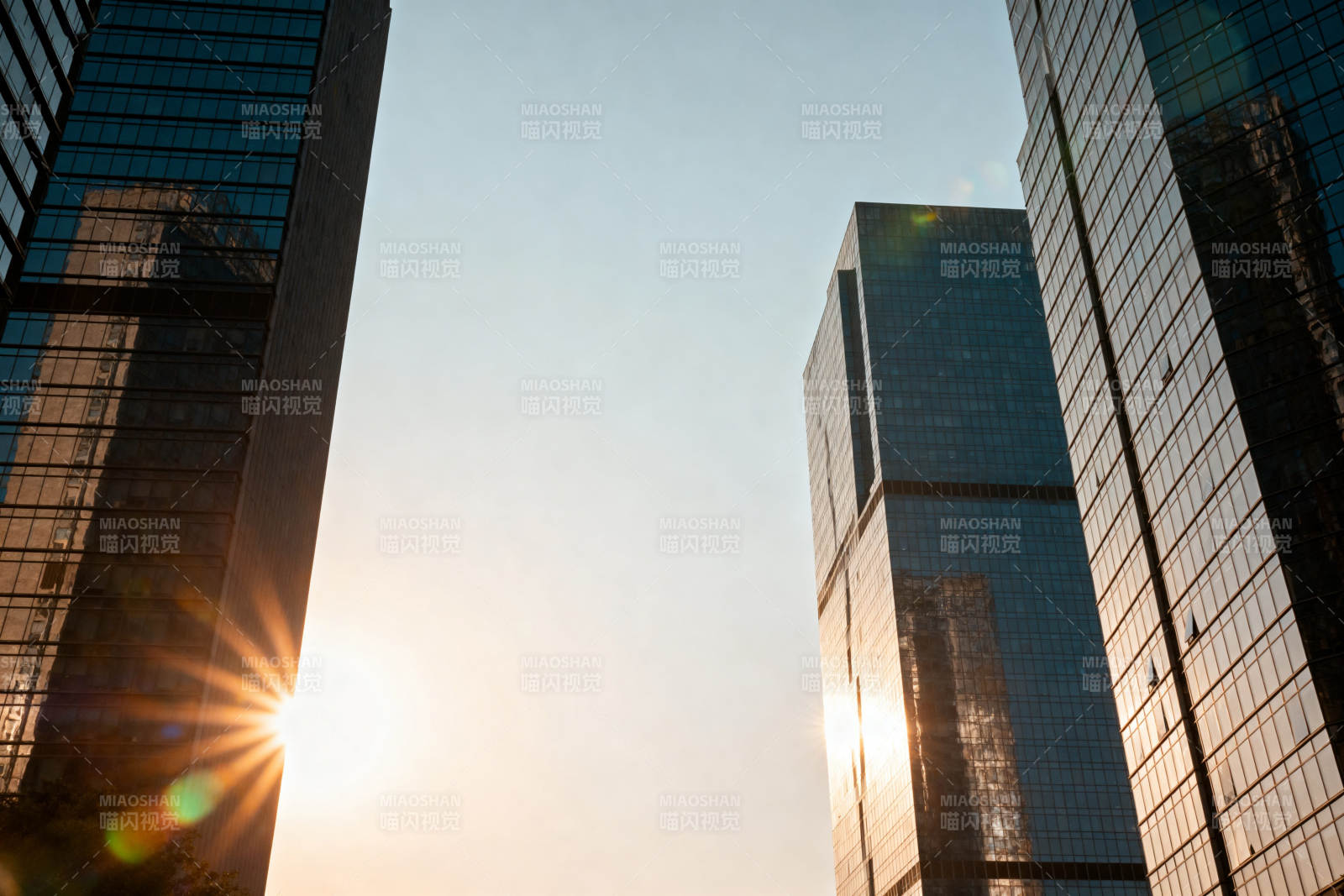 高楼大厦夕阳余晖图片