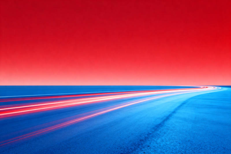 红色天空下的公路车轨图片