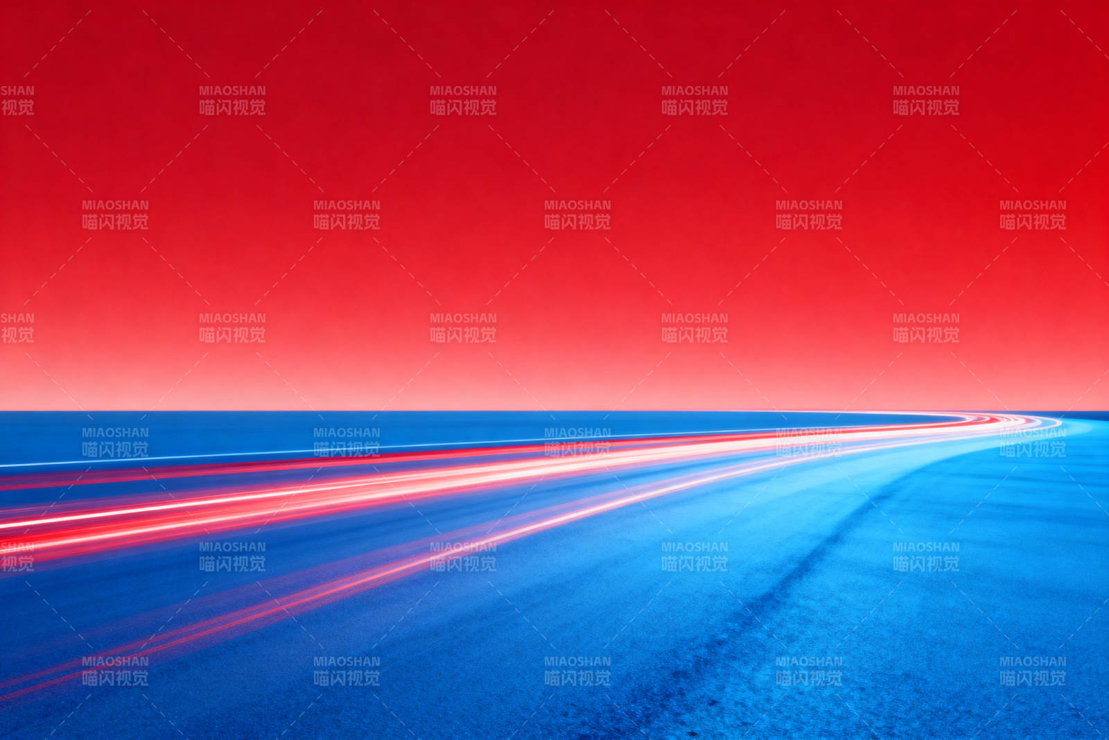 红色天空下的公路车轨图片