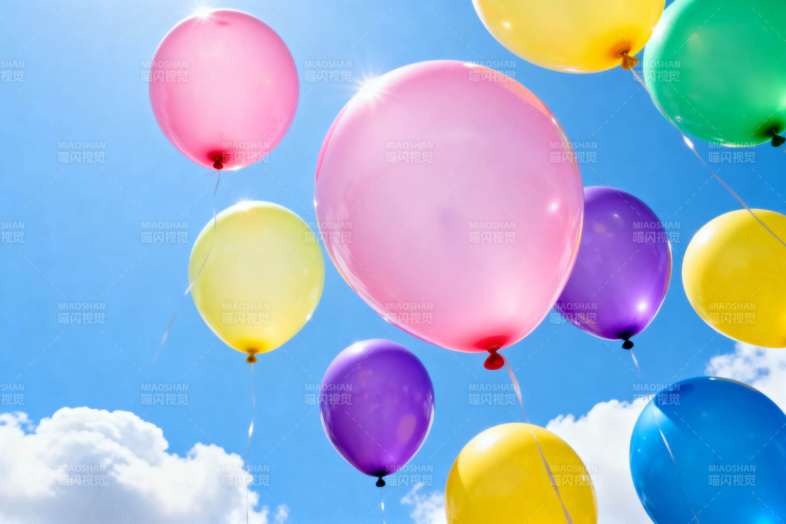 多彩气球飘在蓝天图片