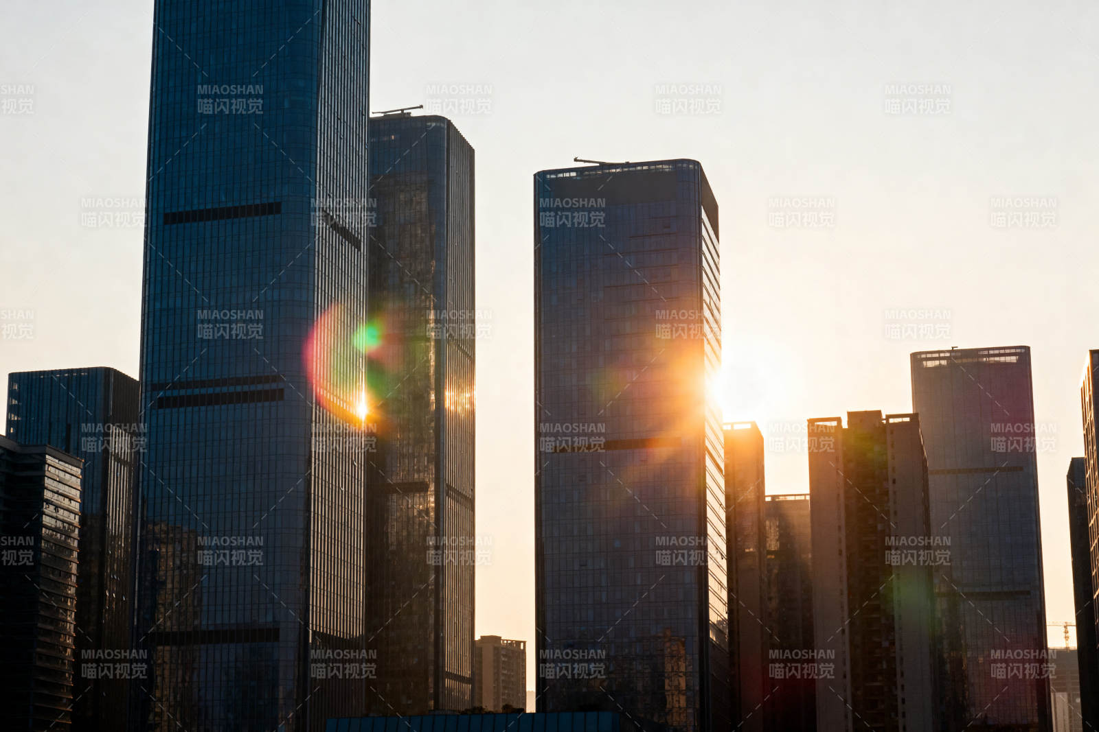 城市高楼夕阳剪影图片