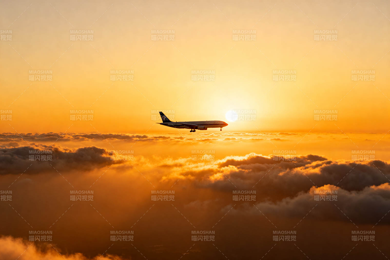 夕阳下的飞机剪影图片