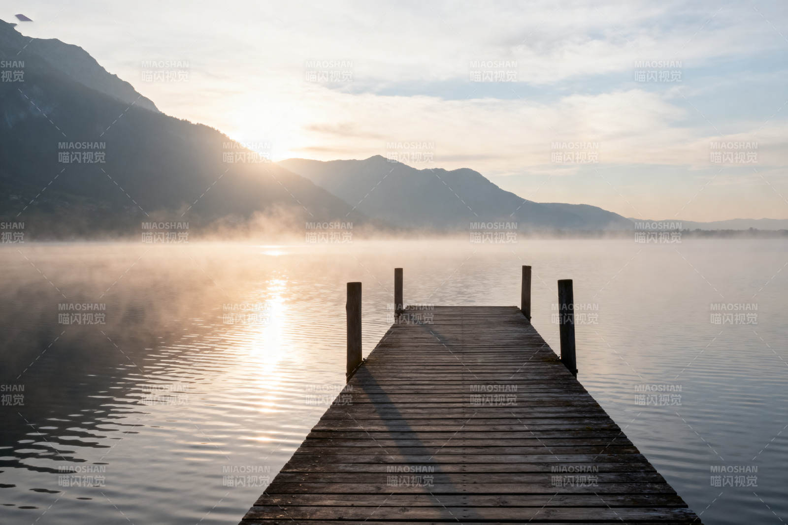 清晨湖畔木栈道静谧风光图片