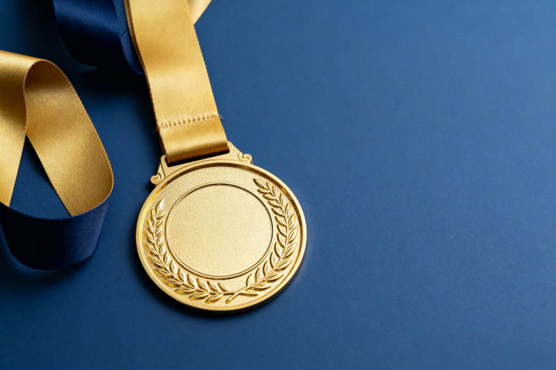 金色奖牌与丝带图片