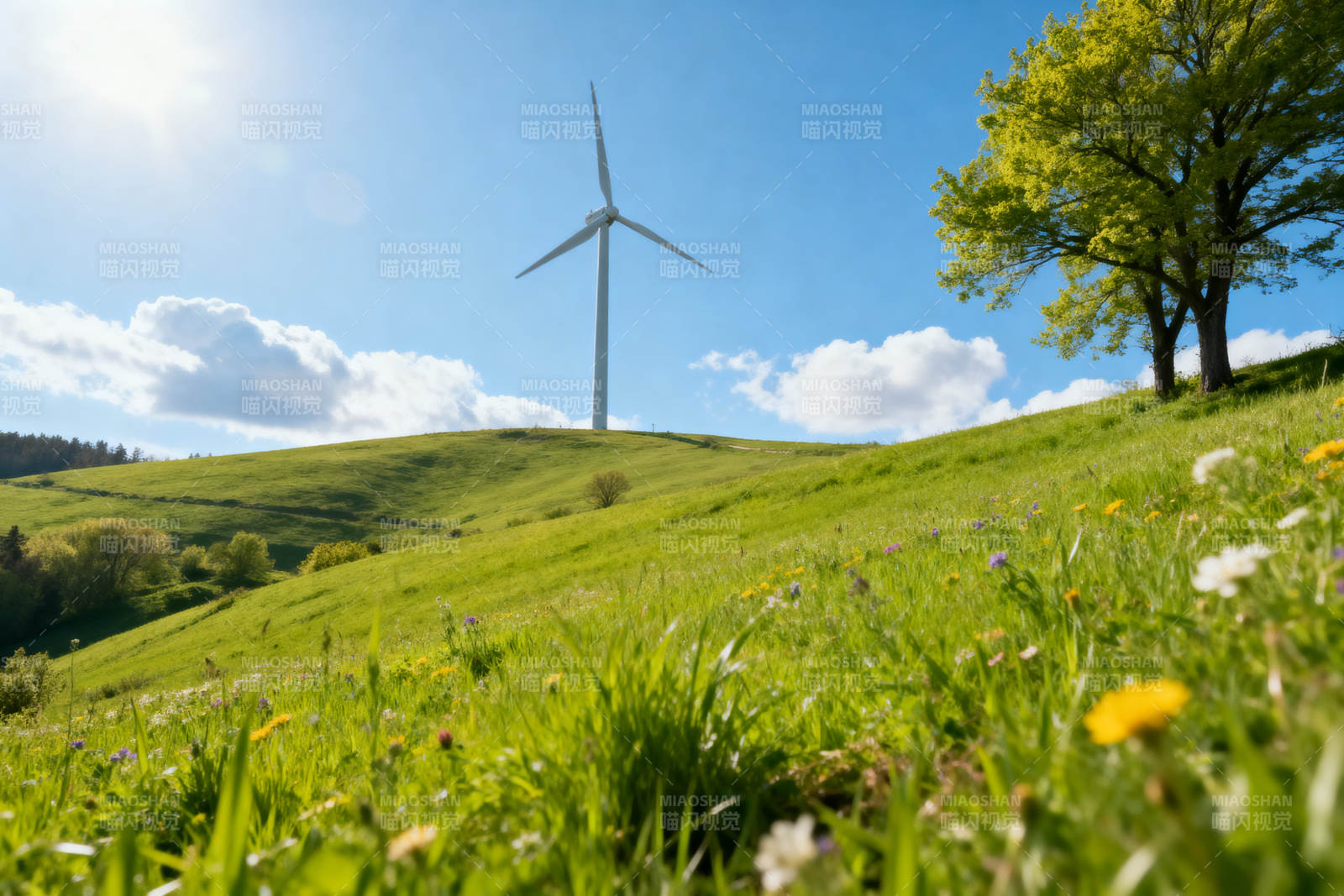风力发电机绿色山坡图片