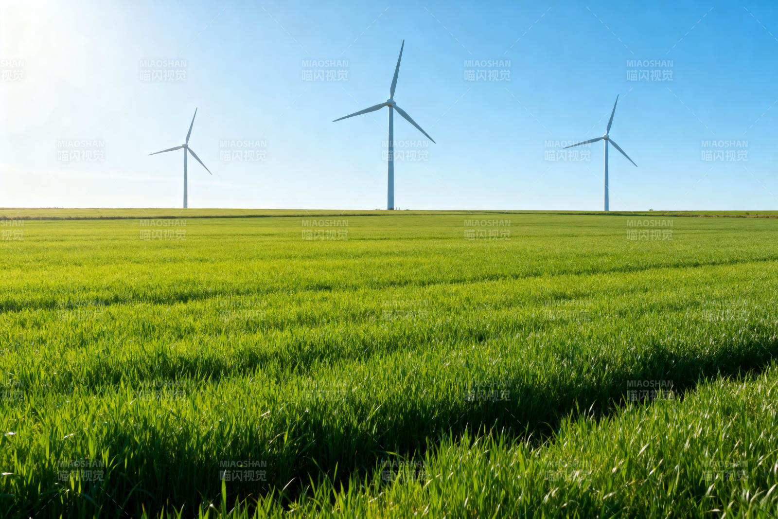 风力发电机绿色田野图片
