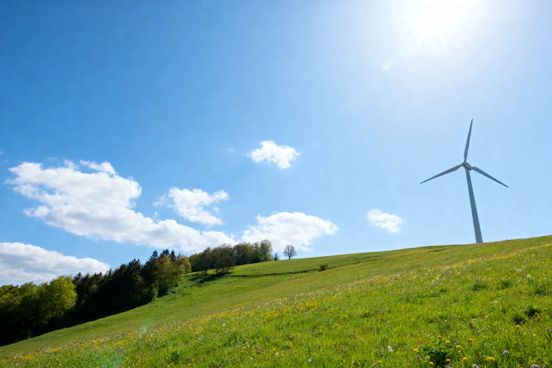 风力发电机绿色山坡图片