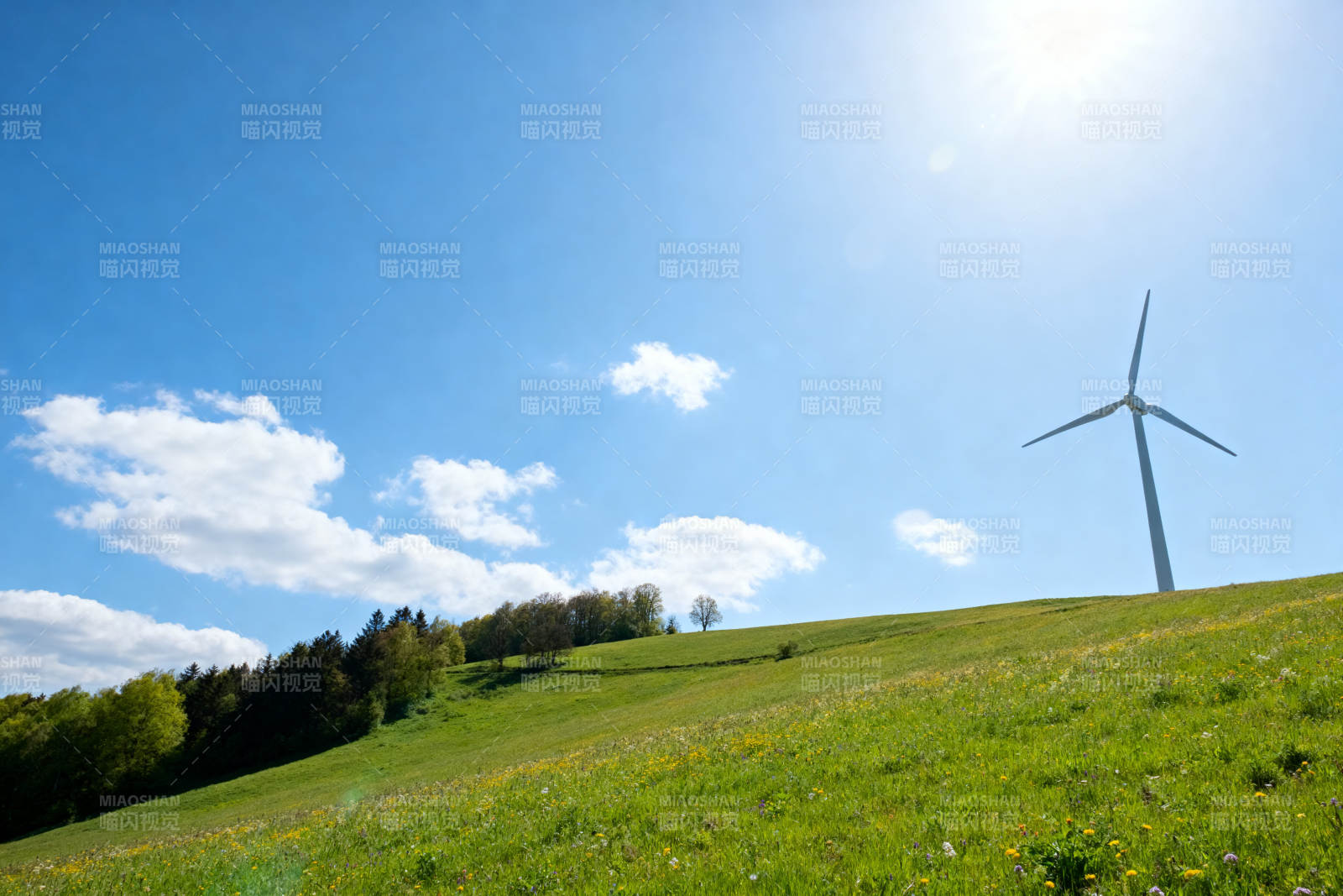 风力发电机绿色山坡图片