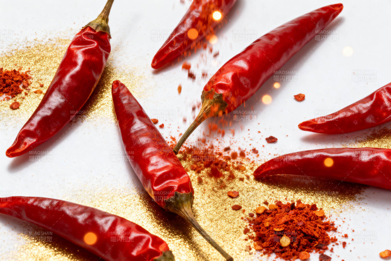 红辣椒与辣椒粉的特写图片