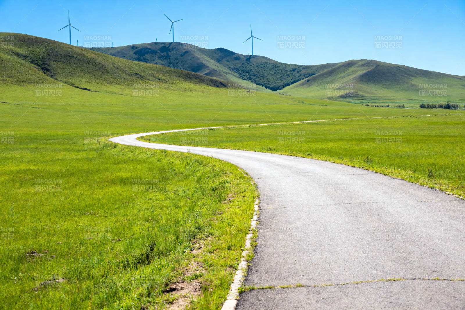 草原上的蜿蜒公路与风车图片