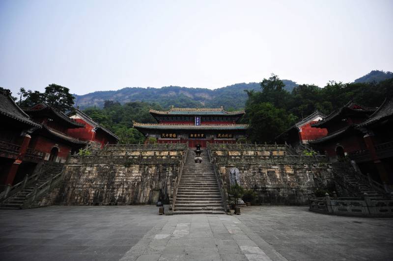 武当山 古寺山门静谧景图片