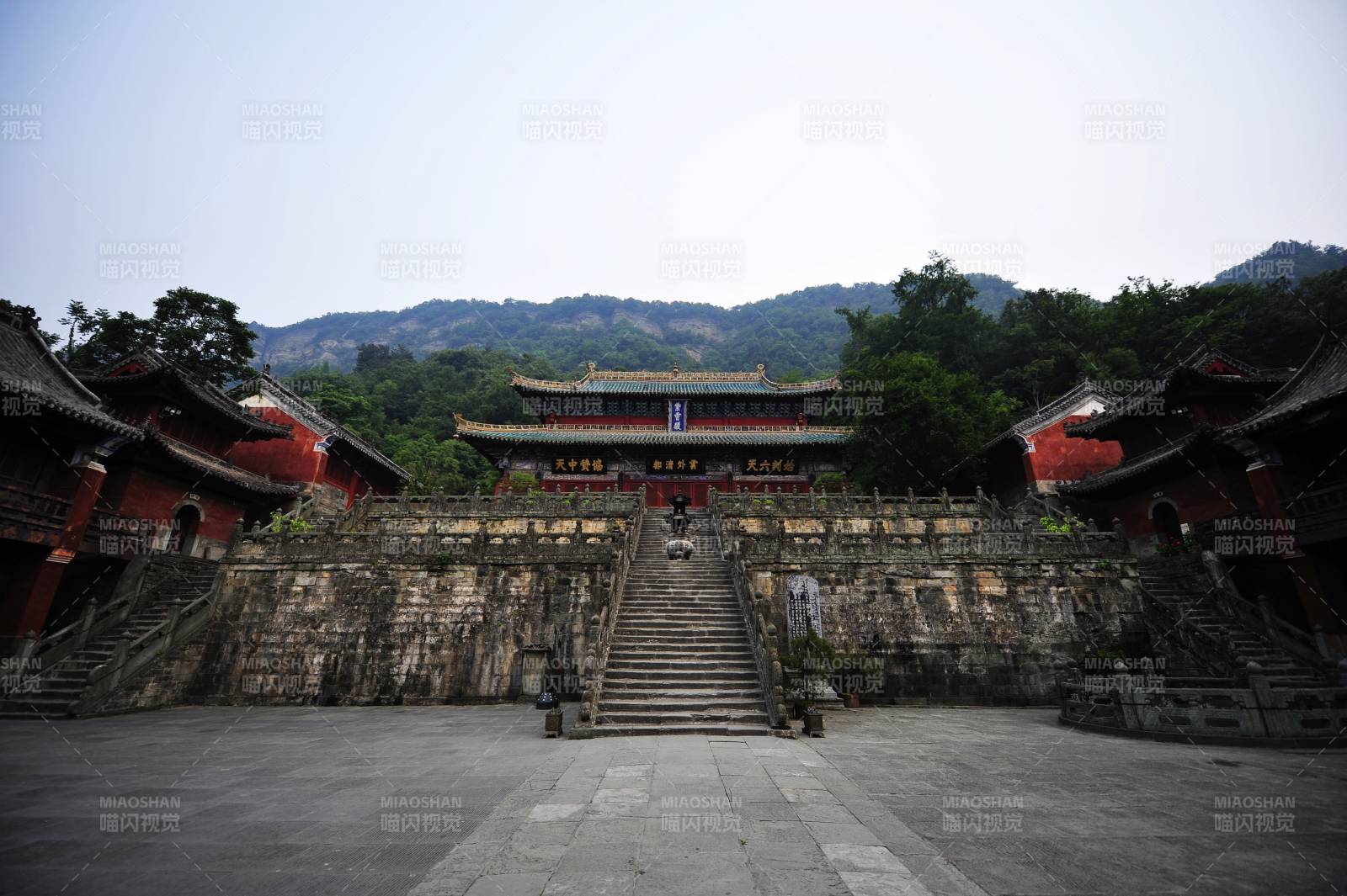 武当山 古寺山门静谧景图片