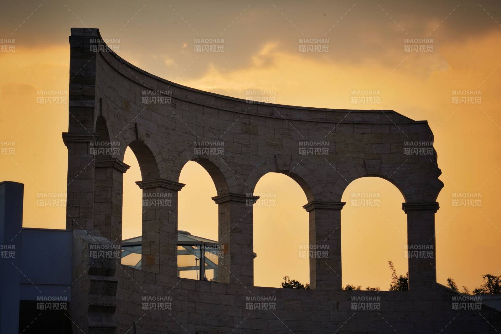 夕阳下的拱门剪影图片