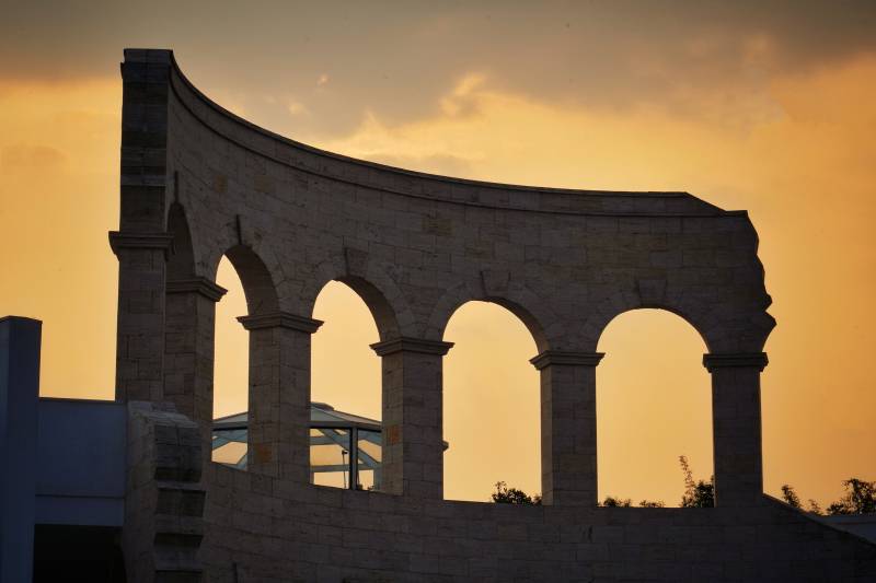 夕阳下的拱门剪影图片