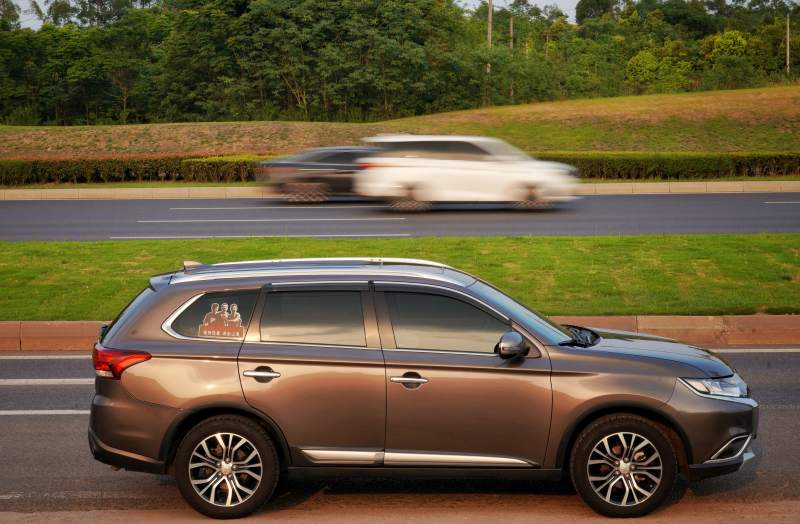 棕色SUV公路行驶图片