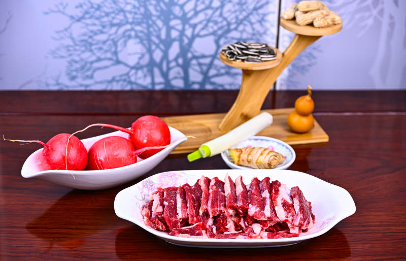 新鲜牛肉与萝卜等食材摆盘展示特写图片