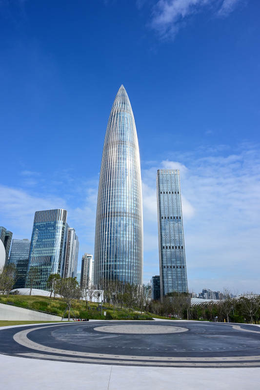 蓝天白云下的深圳现代建筑春笋大厦城市风光图片