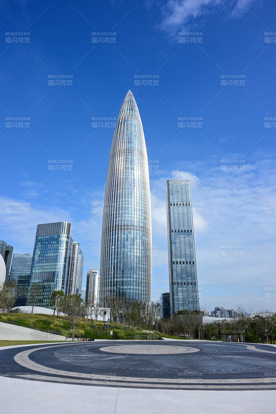 蓝天白云下的深圳现代建筑春笋大厦城市风光图片