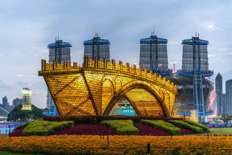 金色拱桥花海映城图片