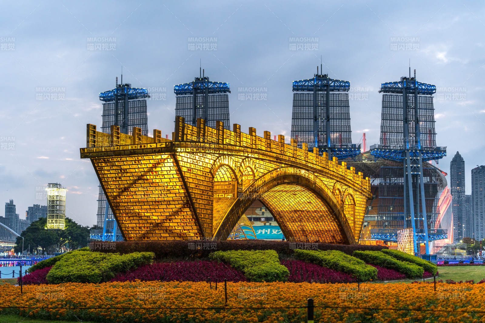 金色拱桥花海映城图片