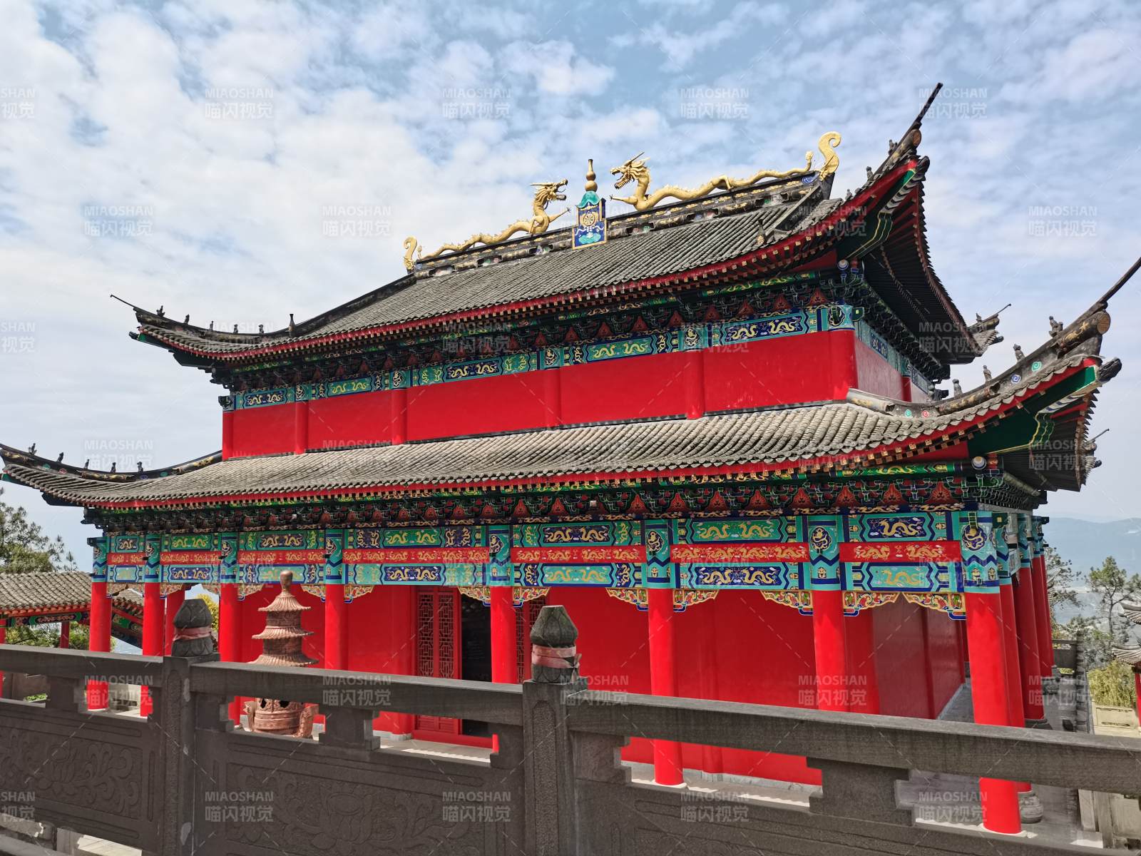 红墙碧瓦道明寺图片