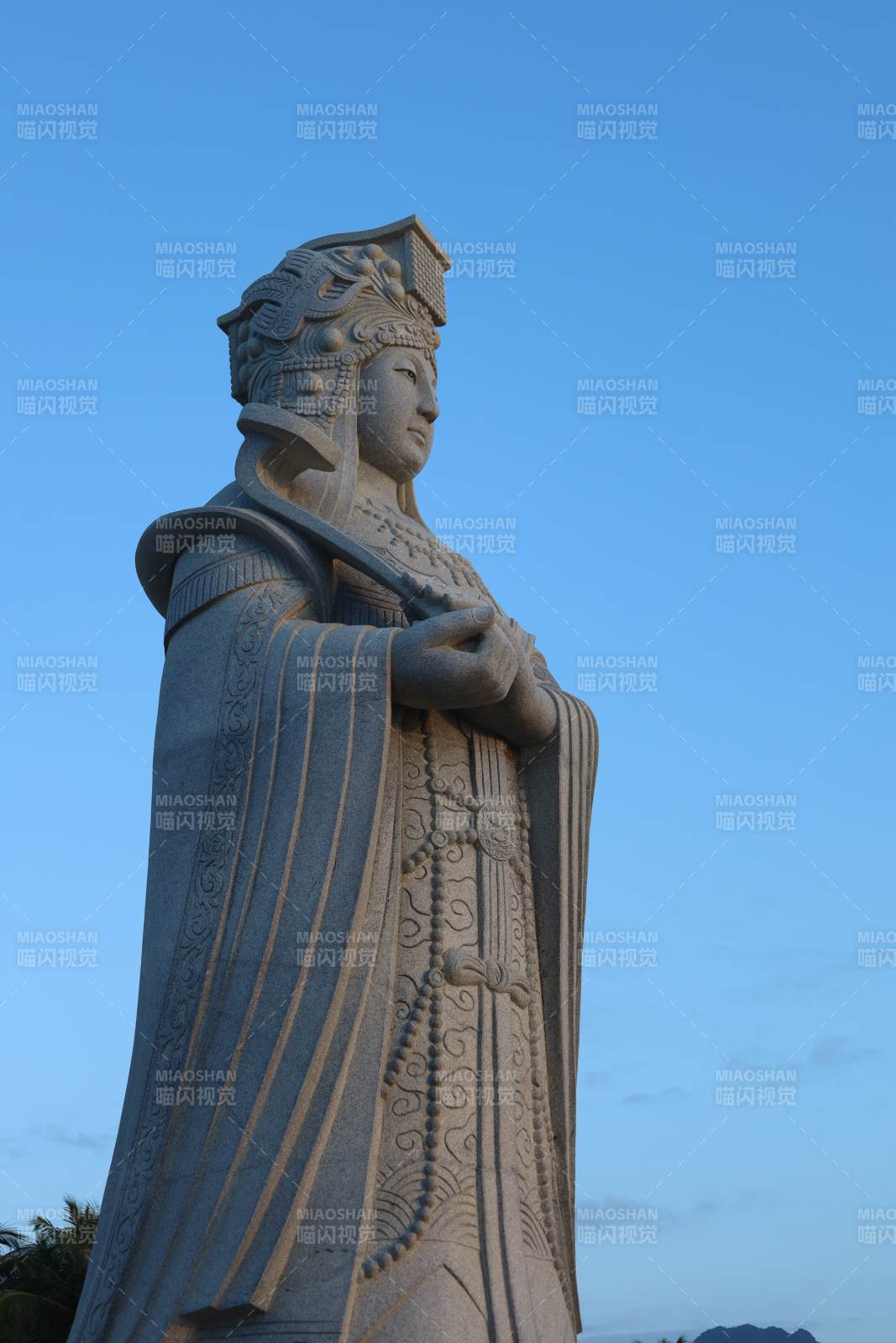 妈祖雕像巍然屹立图片