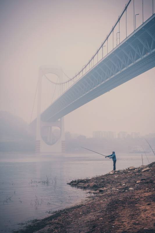 桥下垂钓人图片