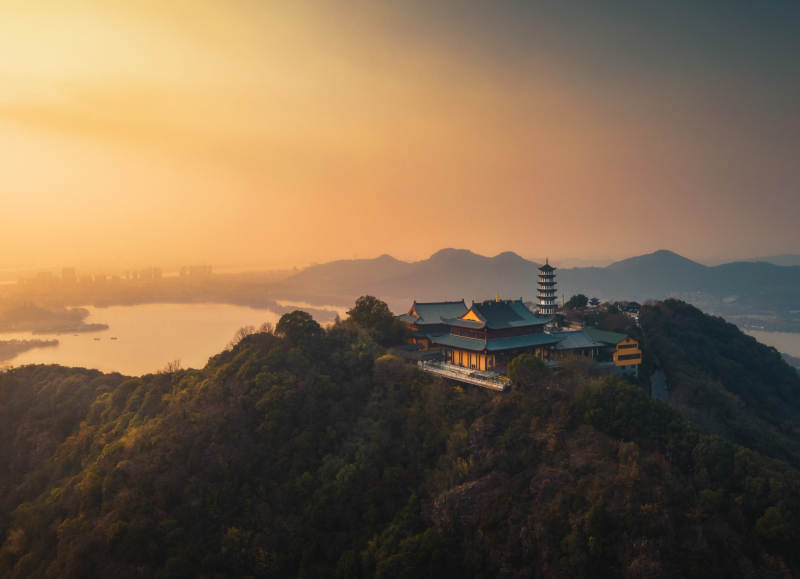 山巅古寺晨曦照图片
