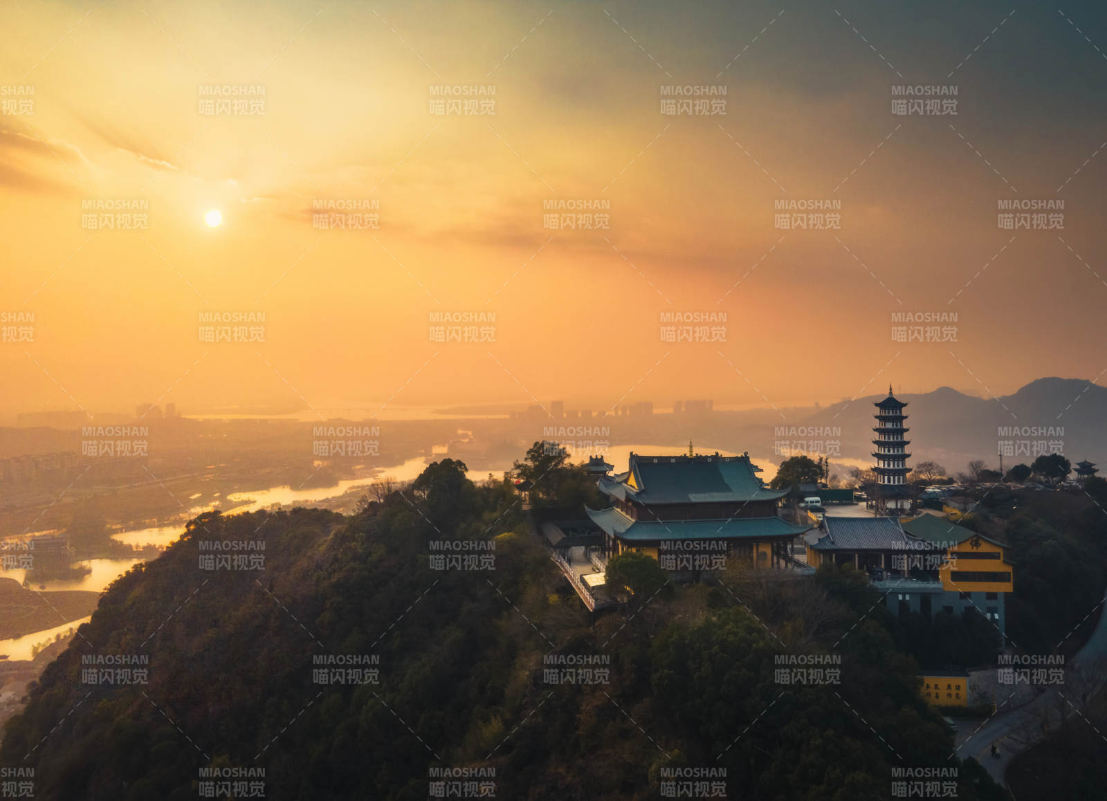 山巅古刹日出图图片