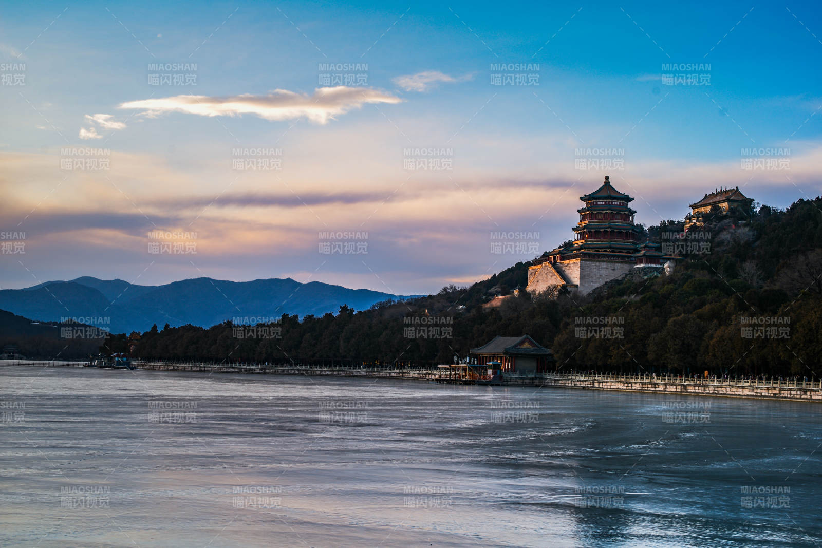 颐和园湖光山色映衬佛香阁图片