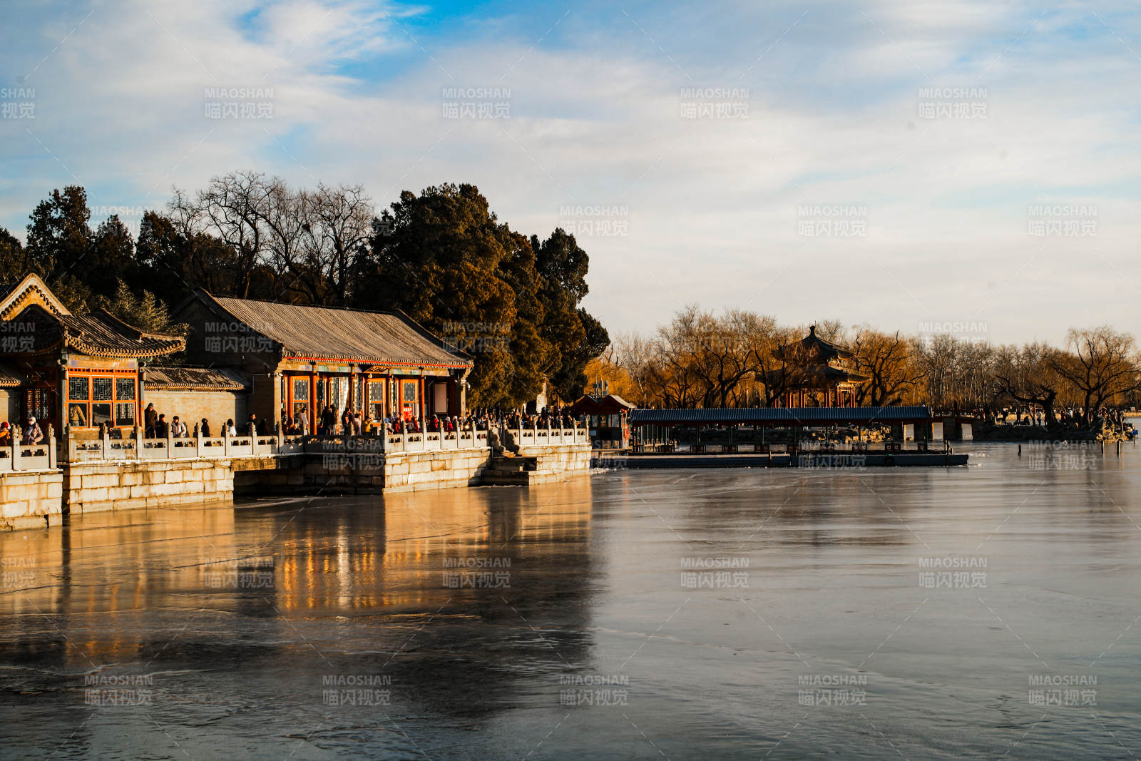 颐和园湖畔古亭静谧景图片