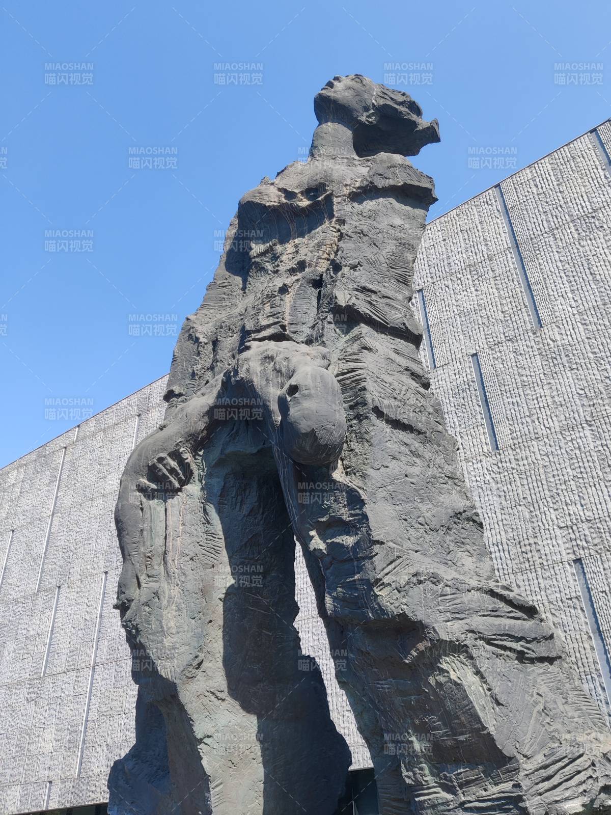 抽象人物雕塑图片